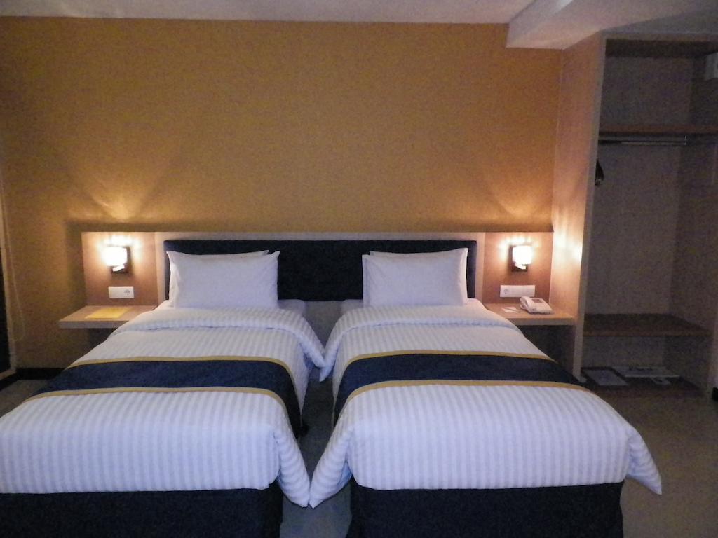 D'Best Hotel Pasar Baru Бандунг Номер фото