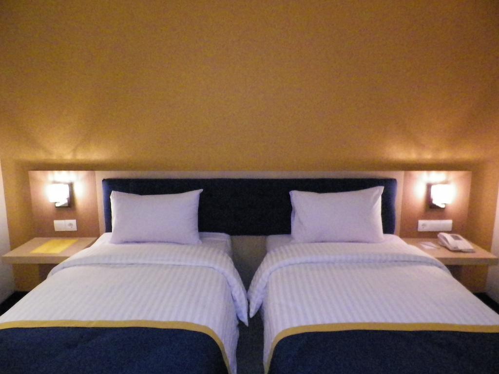 D'Best Hotel Pasar Baru Бандунг Номер фото
